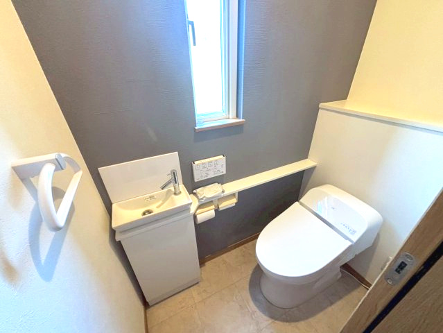 玉里団地2丁目　中古戸建てのトイレ|1階の温水洗浄便座トイレです。