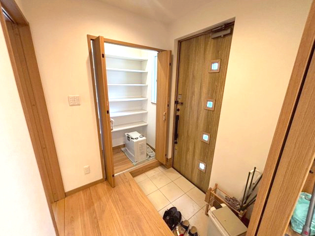 玉里団地2丁目　中古戸建ての玄関|収納豊富な下駄箱もあり玄関をすっきり整理できます。