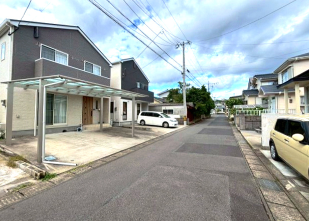 玉里団地2丁目　中古戸建ての前面道路含む現地写真|道路との段差もなくスムーズに駐車できます。
