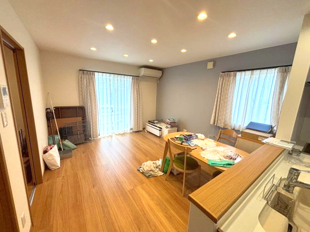 玉里団地2丁目　中古戸建ての居間・リビング|14帖のLDKです。家具を置いても十分な広さです。