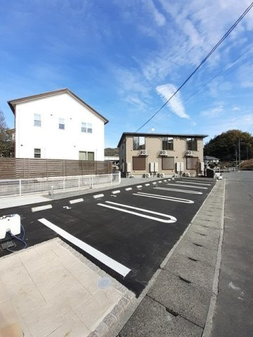 フローラⅡの駐車場