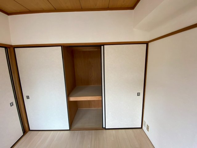 三旺マンション第3名東の収納|出し入れのしやすい押入。布団や座布団などの収納に便利です。