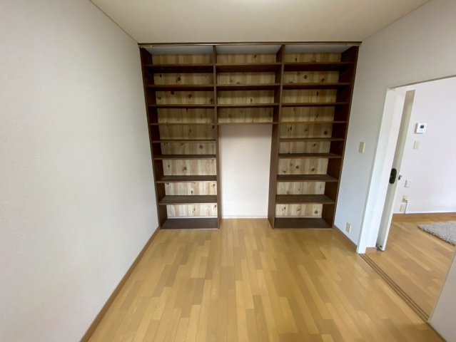 三旺マンション第3名東の寝室|ブックシェルフが壁一面に設置されてます！！