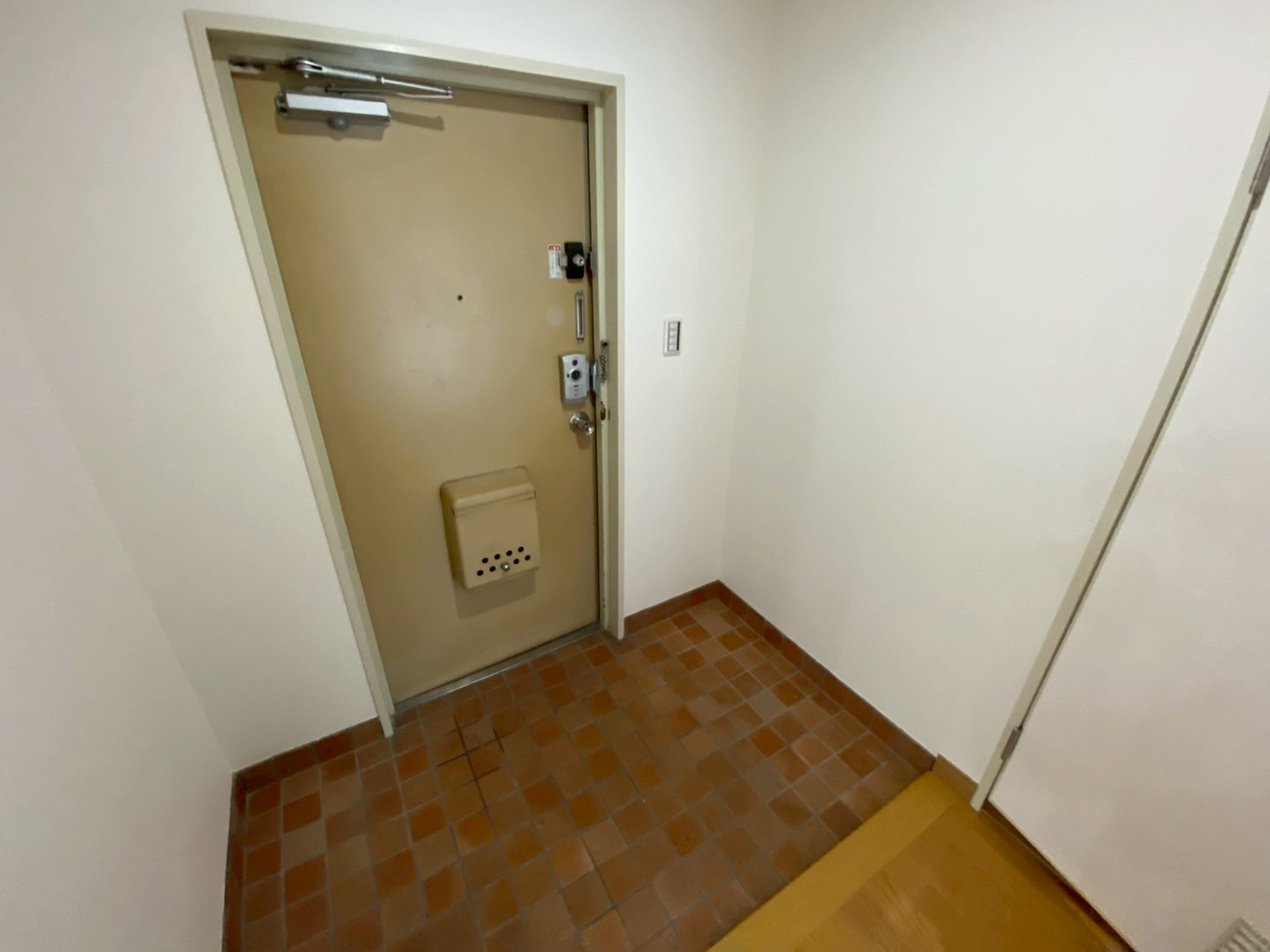 三旺マンション第3名東の玄関