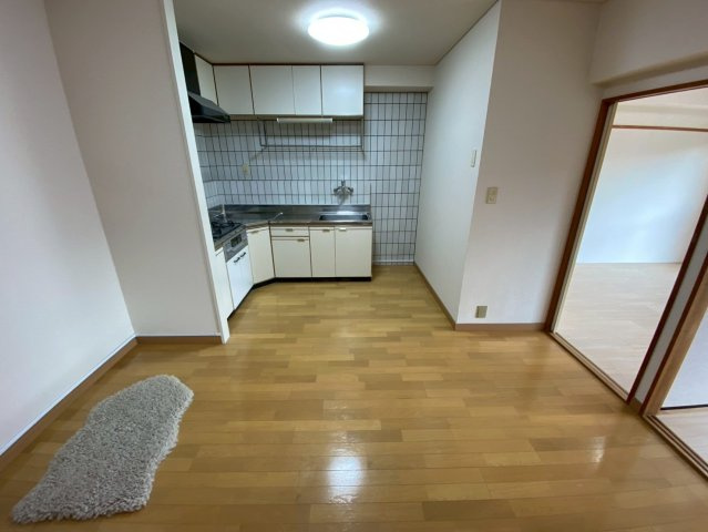 三旺マンション第3名東の居間・リビング|キッチンでお料理を作る家族と楽しい会話がでるリビング♪