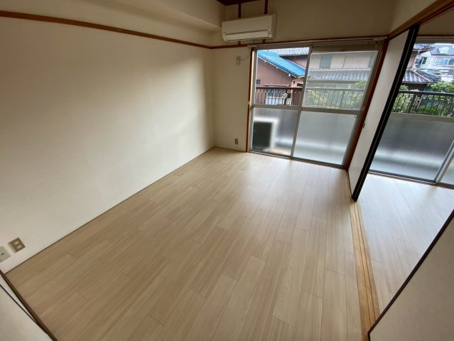 三旺マンション第3名東の洋室|リビングと隣接したお部屋。リビングと合わせたら約20帖の広々空間になります♪