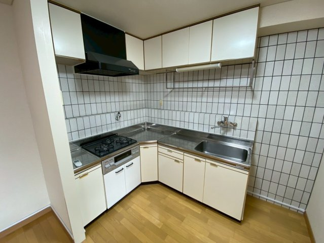 三旺マンション第3名東のキッチン|十分な作業スペースがあるので料理がしやすいですね！