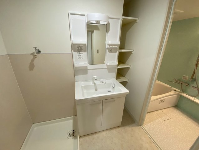 三旺マンション第3名東の独立洗面台|洗面台のサイドに収納があるのでとても便利です！