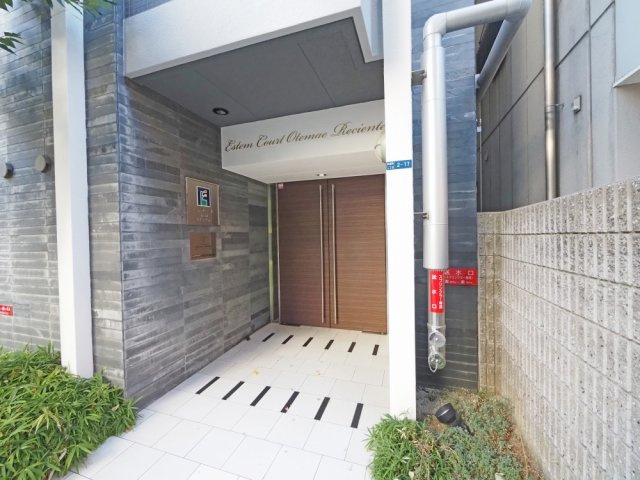 大阪市中央区釣鐘町２丁目の賃貸マンションのエントランス