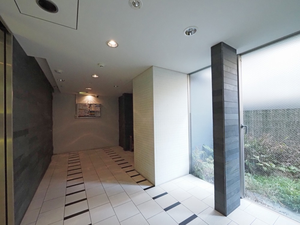 大阪市中央区釣鐘町２丁目の賃貸マンションのロビー