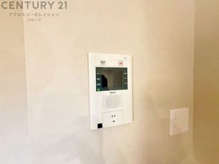 訪問者が来たときにテレビ画面で確認できるため、安心してドアを開けられます。録画機能があるものもあり、留守中に来訪者を記録しておくことができます。利便性が高く、セキュリティ面でも安心です。