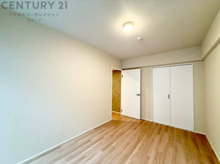 子供部屋…創造性や成長を促す遊びの空間を提供。学習や趣味に集中できる環境を整えます。個別のプライベートスペースは自己表現と自立心を育み、心地よい睡眠環境を整えリラックスできる場所を提供。