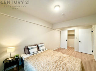 寝室…リラックスできるプライベート空間で、快適な睡眠をサポート。個人の好みに合わせたインテリアや寝具で心地良さを追求。プライベートな時間を過ごし、リフレッシュする場所におすすめです。