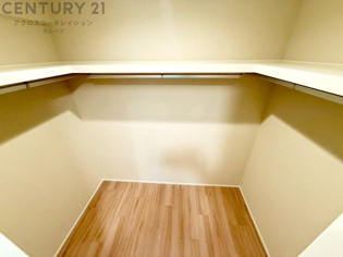 ウォークインクローゼットは、歩いて入れるタイプの収納スペースで、衣類や小物を整理しやすいのが特徴です。一般的なクローゼットよりも広く、収納力が高いため、家の中をすっきり保つのに役立ちます。