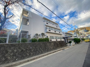 阪急宝塚線「雲雀丘花屋敷」駅徒歩10分の駅から近く、通勤や通学に便利です。ペット飼育可能。南向き、角住戸です。
