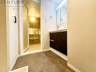 衣服の収納や脱ぎ着や整理整頓がしやすく、湿った衣類を乾燥させるスペースがありカビや臭いの発生を防ぎます。床の汚れを他の部屋に持ち込まず清潔を保つことができます。また快適な入浴環境の整備にも役立ちます。