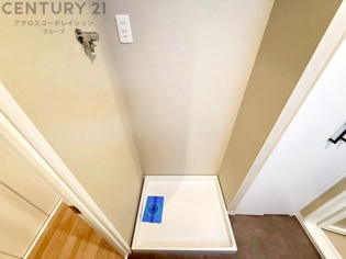 洗濯物の仕分け作業がしやすく、整理整頓が容易になります。洗濯音や湿気を他の部屋に持ち込まず、生活環境を快適に保ちます。上部を活用すれば収納スペースを確保でき洗剤や洗濯用品の整理もしやすくなります。