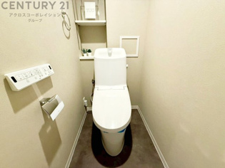 温水洗浄便座付トイレは温水洗浄機能により、暖かい水でおしりを洗浄することができ、冷たい水を使う従来の便座に比べ、温水洗浄機能で暖かいトイレを提供し、快適な使用を可能にします。