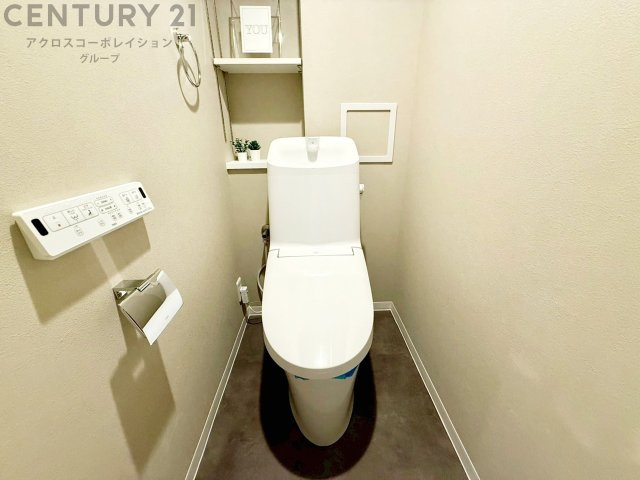 温水洗浄便座付トイレは温水洗浄機能により、暖かい水でおしりを洗浄することができ、冷たい水を使う従来の便座に比べ、温水洗浄機能で暖かいトイレを提供し、快適な使用を可能にします。