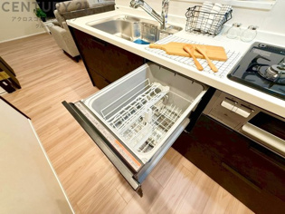 食器洗浄乾燥機は手洗いに比べて時間や労力を節約できます。また、高温のお湯で洗浄されるため、雑菌や細菌を殺菌する効果もあります。さらに、乾燥機能があるため、手で拭く手間も省け衛生的に保管できます。