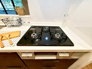 多数の調理器具を同時に使用でき、料理の効率化が可能。省エネで節約になり、様々な料理スタイルに適応できます。また、火力調整が独立しており、手入れや掃除もしやすく、今よりもっとお料理が楽しくなるかも。