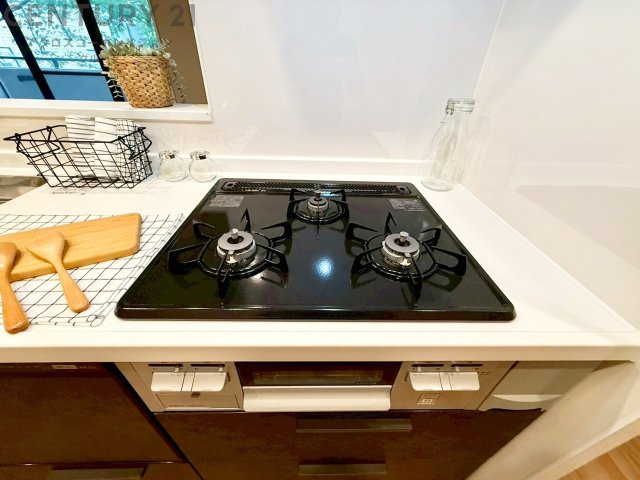 多数の調理器具を同時に使用でき、料理の効率化が可能。省エネで節約になり、様々な料理スタイルに適応できます。また、火力調整が独立しており、手入れや掃除もしやすく、今よりもっとお料理が楽しくなるかも。