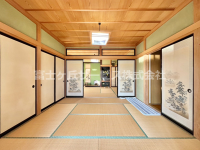 【和室】 | 磐田市刑部島　平屋中古住宅 | 8帖の和室、奥に10帖の和室があります