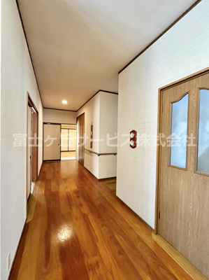 【内装】 | 磐田市刑部島　平屋中古住宅 | 廊下幅が1間あり、天井も高いのでとても広々としたお宅です