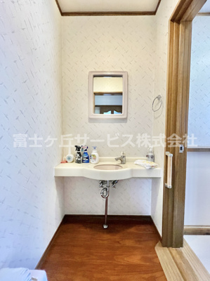 【洗面所】 | 磐田市刑部島　平屋中古住宅 | トイレ横の手洗い
