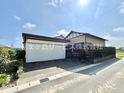 【駐車場】 | 磐田市刑部島　平屋中古住宅 | 北側にガレージがあります