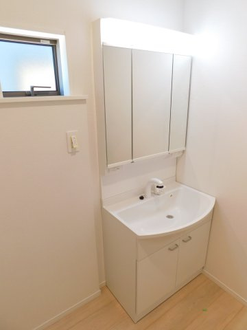 稲沢市平和町西光坊大門北の新築一戸建の独立洗面台|◇洗面室◇　　三面鏡シャワードレッサー　くもり止め仕様