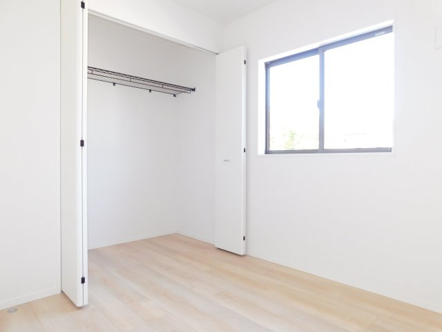 稲沢市平和町西光坊大門北の新築一戸建の洋室|◇洋室◇　　明るい洋室４．５帖　全居室収納完備♪