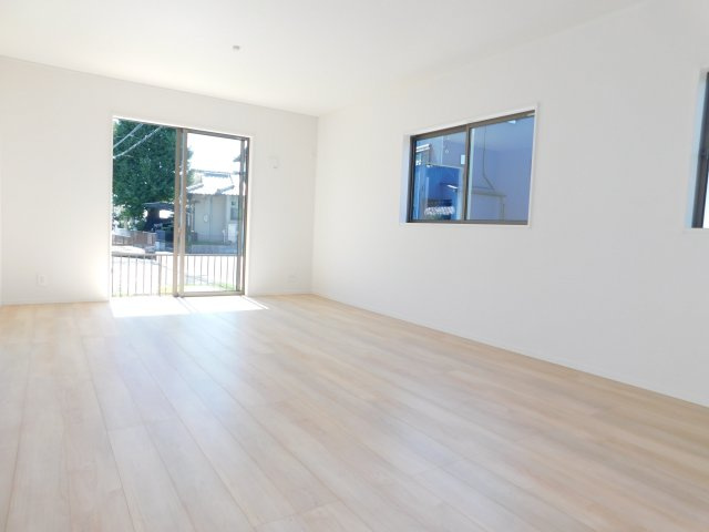 稲沢市平和町西光坊大門北の新築一戸建の居間・リビング|◇リビング◇　　南面で広くて明るいリビング１８．５帖！！　日当たりにこだわったプラン♪