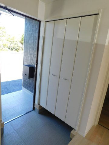 稲沢市平和町西光坊大門北の新築一戸建の玄関|◇玄関収納◇　　家族の履物がしっかり収納でき、玄関がスッキリと片付きます♪　可動棚付き