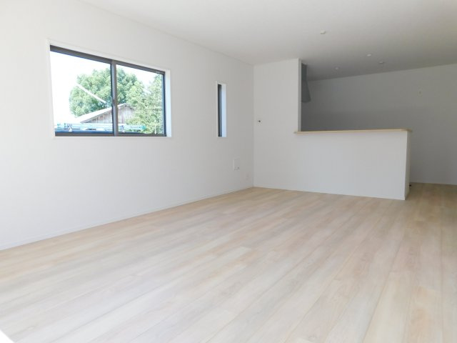 稲沢市平和町西光坊大門北の新築一戸建の居間・リビング|◇リビング◇　　南面を含む２面採光でで明るいリビング１８．５帖！　家族の会話が弾む対面キッチン♪