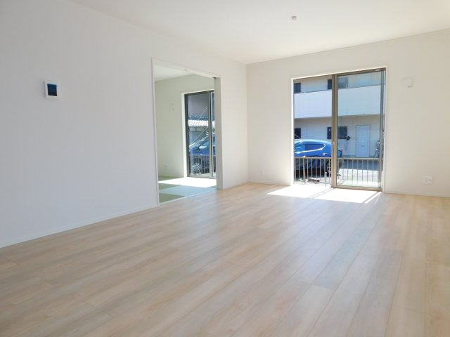稲沢市平和町西光坊大門北の新築一戸建の居間・リビング|◇リビング◇　　南面を含む２面採光でで明るいリビング１８．５帖！　隣の和室と続き間で最大２４．５帖♪　