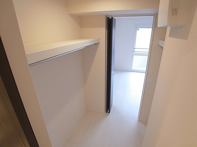 ヴィラージュ上三条の収納|ウォークインクローゼットで沢山収納できます