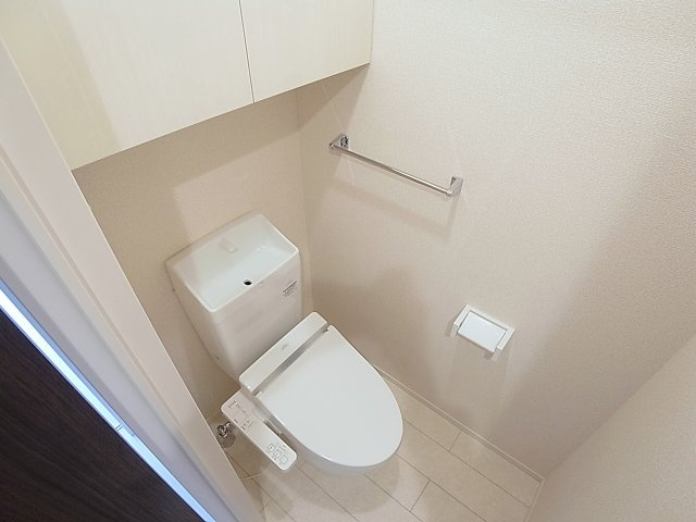 ヴィラージュ上三条のトイレ|ウォシュレット・棚付きのトイレ