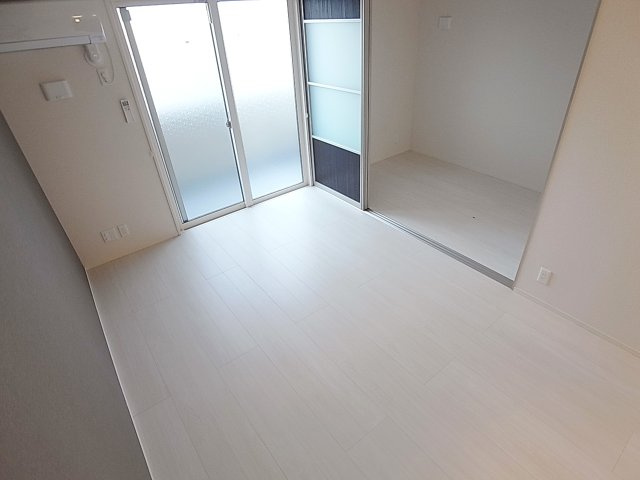 ヴィラージュ上三条の居間・リビング|綺麗な白いフローリングのリビングダイニング