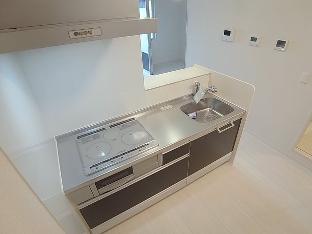 ヴィラージュ上三条のキッチン|システムカウンターキッチン・ＩＨ3口コンログリル付き