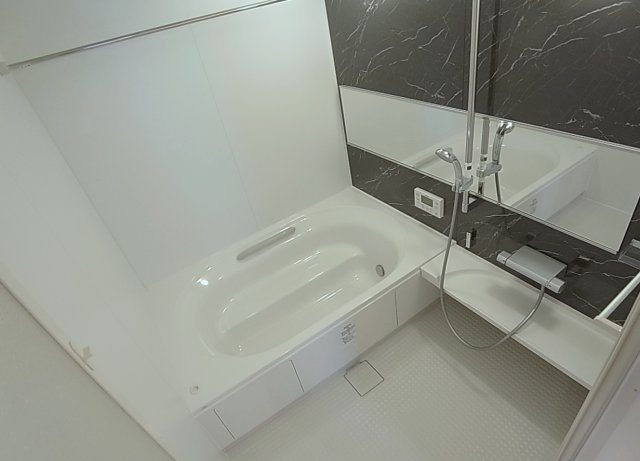 ヴィラージュ上三条の浴室|追炊き機能・シングルレバー・大きな鏡・オシャレなお風呂です