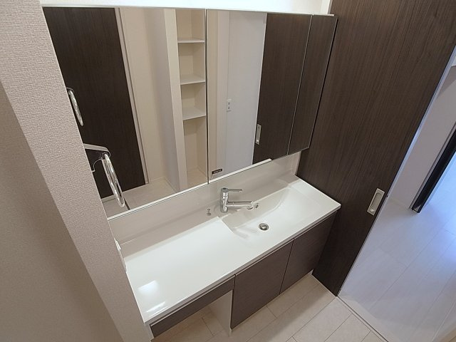 ヴィラージュ上三条の洗面所|シャンプードレッサー付きの3面鏡洗面台