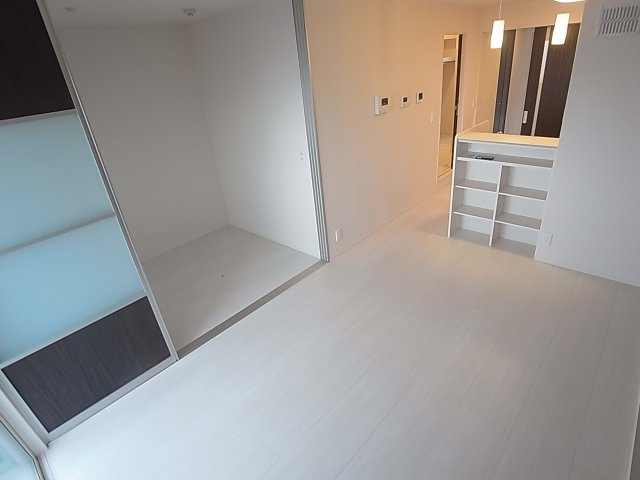 ヴィラージュ上三条の居間・リビング|扉を開くとすごく開放的です