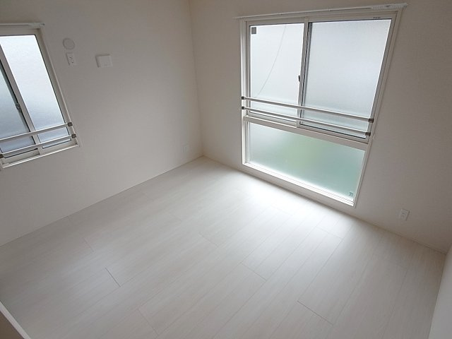 ヴィラージュ上三条の洋室|2面採光で明るい洋室