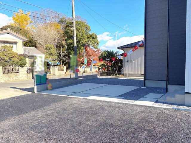 取手市宮和田14期　新築戸建て　2号棟の駐車場|カースペースは3台完備。ゲスト用のスペースも確保できますね♪