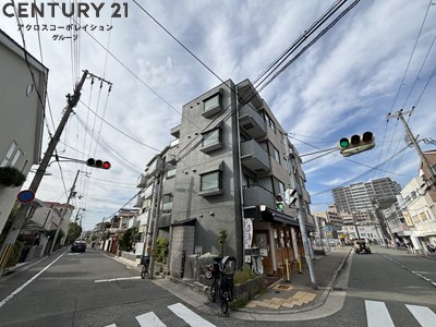 オートロックで外部の人間が簡単に出入りできないため安心です。
