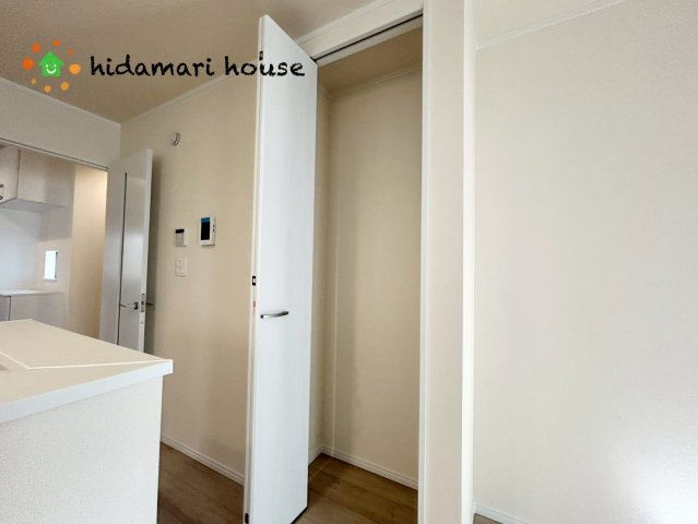 北本市宮内2期　新築戸建　ハートフルCの内装|リビング収納