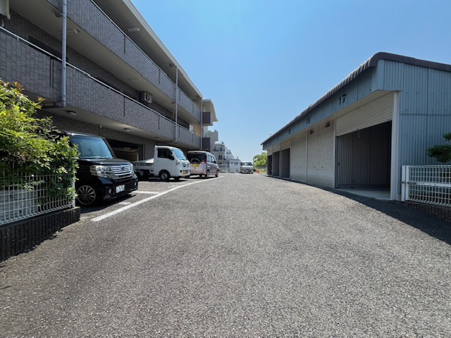 レジデンス赤阪の駐車場