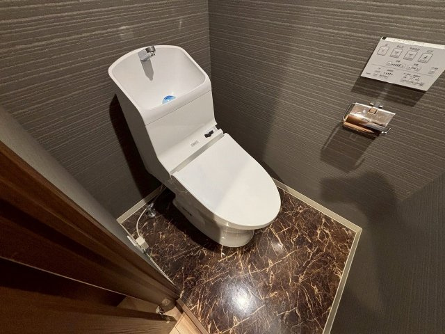 【トイレ】 | ライオンズマンション高円寺第2 | リフォーム時に床や壁紙を張り替えております。おしゃれな仕上げで落ち着くプライベート空間♪