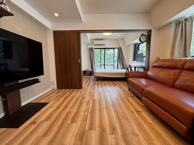 【居間・リビング】 | ライオンズマンション高円寺第2 | リビングと寝室は続き間となっており、南側からの彩光で明るくとても開放感が御座います。
是非とも一度、ご自身の目でお確かめになられてみて下さい。